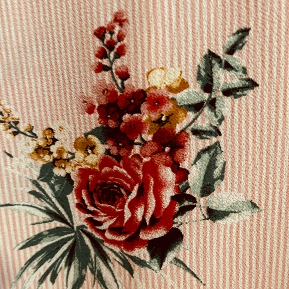 Profile Apparel NWOT Ladies Size Large Floral 3/4 Sleeve V-Neck Hi-Lo Top. - Picture 11 of 12